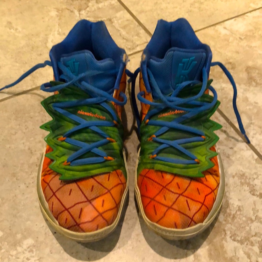 Kyrie 5 Spongebob edition shoes/ Pineapple.